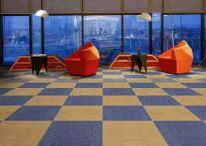 Azulejos de alfombra negros reciclables para sala de estar